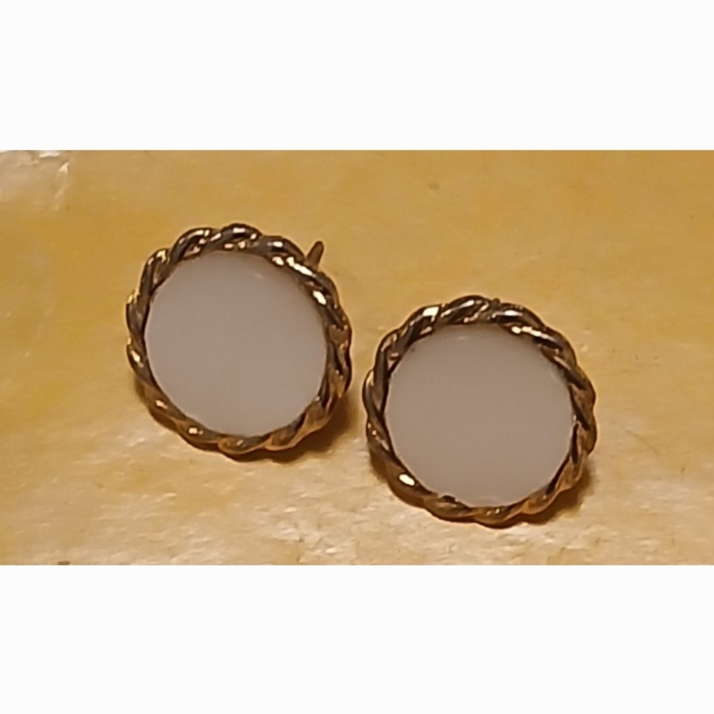 Vintage Pearls & Earrings - Picture 3 of 6